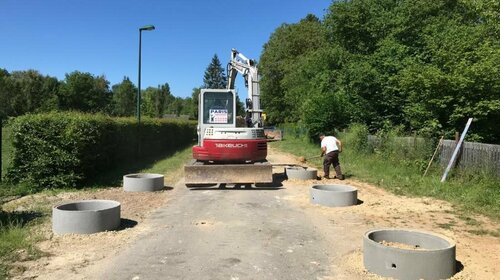 Mise en place de bacs à fleurs pour décorer et sécuriser le parc