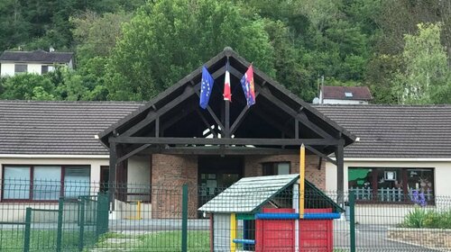 Remplacement des drapeaux de la mairie et de l'école