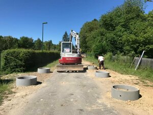 Mise en place de bacs à fleurs pour décorer et sécuriser le parc